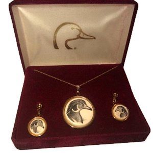VTG Ducks Unlimited Scrimshaw Style Carved Earrings &Pendant Gold Fill Chain